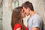 Jak szybko nauczyć się całować faceta i nie zawstydzić się za pierwszym razem?
