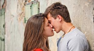 Kā ātri iemācīties noskūpstīt puisi un neapgrūtināt sevi pirmo reizi?