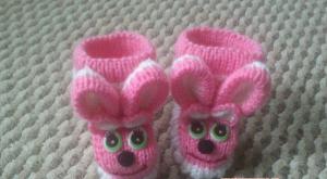 We knit booties for babies with knitting needles and crochet - step-by-step instructions